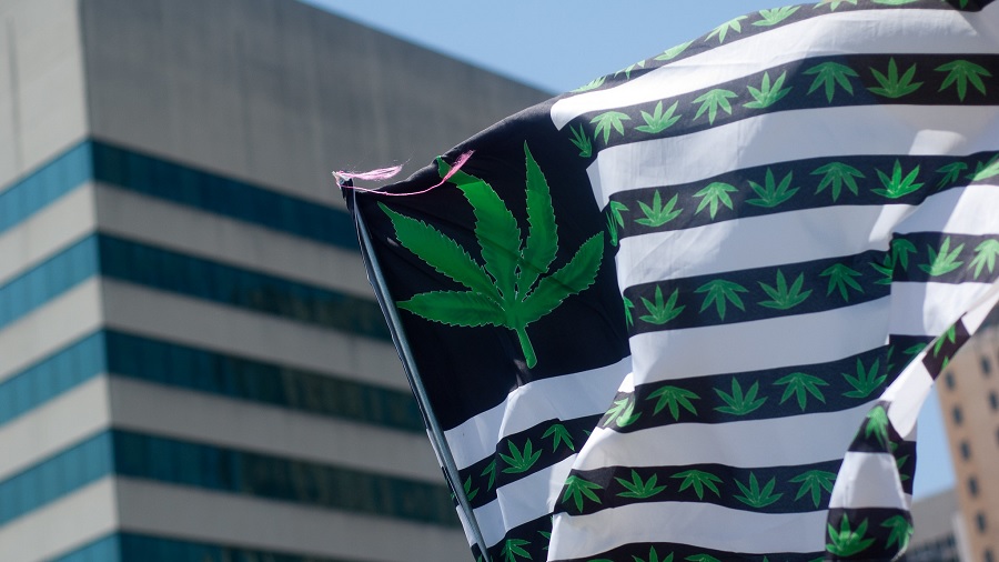 bandeira eua personalizada folha O avanço da legislação sobre cannabis nos EUA tem impacto no Brasil?