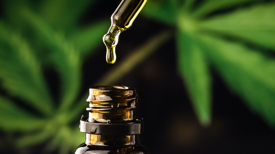 gota oleo frasco Anvisa aprova primeiros produtos de cannabis compostos por extratos vegetais