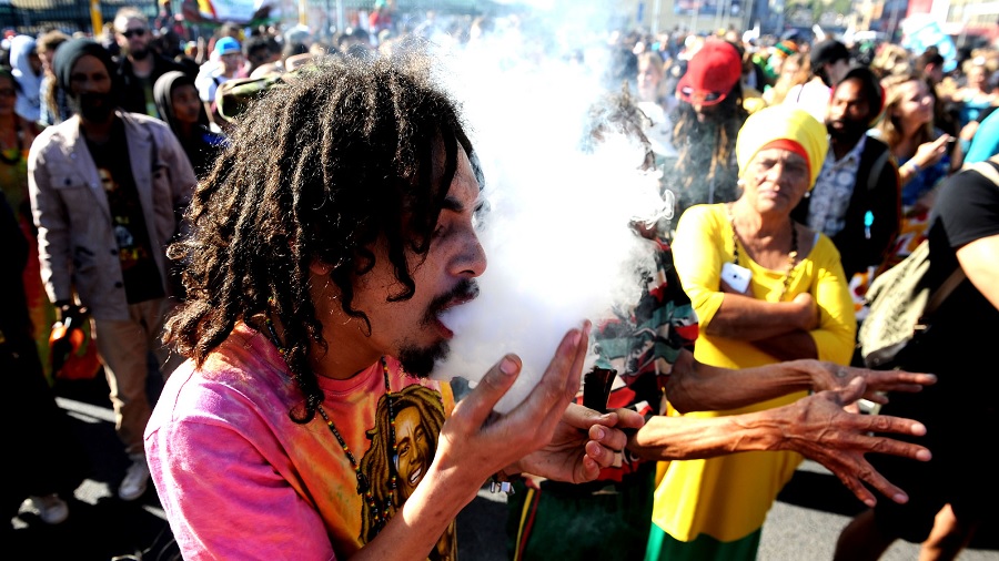 cabo africa do sul fumaca África do Sul: ativistas criticam projeto de lei de regulação da cannabis que favorece grandes empresas